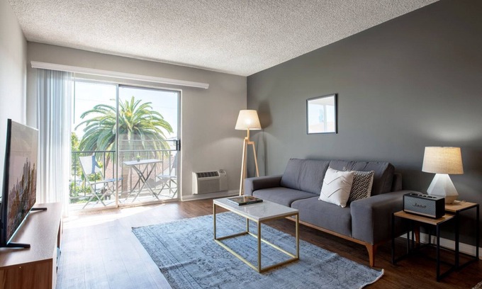 Ocean Park Apartamento | Breezy Santa Monica 1BR w/ Pool, Spa, BBQs, walk to beach, by Blueground