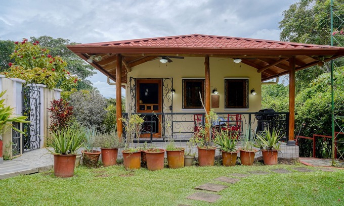 Ojochal Apartamento | Breezy tropical casita on gated estate with lanai & AC - seasonal stays welcome