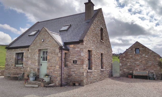 Dunfanaghy Cabaña | Breifne Cottage, tradicional cabaña de piedra con vistas sobre la bahía de Dunfanaghy
