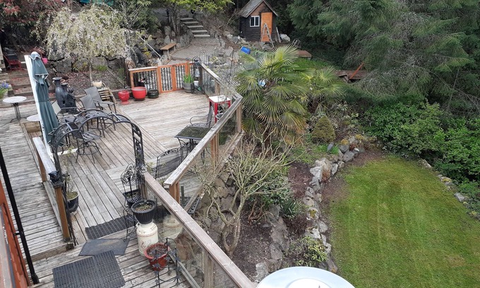 Brentwood Bay Casa | Brentwood's L'il Lodge, by Butterfly& Butchart Gardens,n4-6 gue