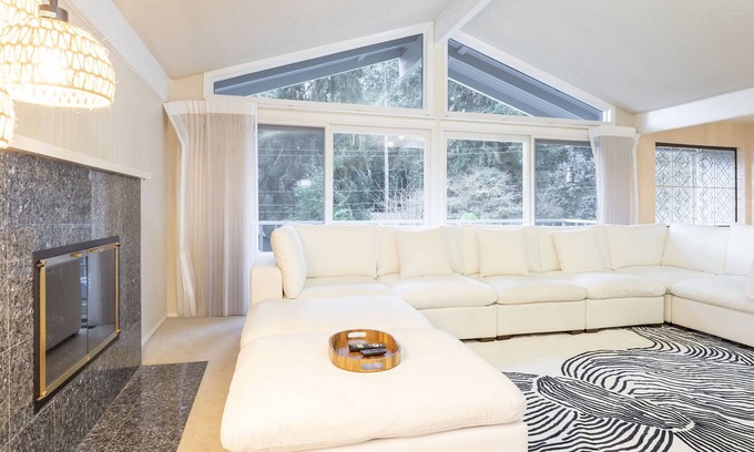Northeast Bellevue Casa | Bretton Wood home blocks from Microsoft, Lake Sammamish m/s Seattle, Downtown
