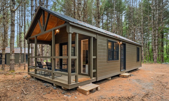 Monson Cabina | Brewery Farm Retreat : Hawthorne