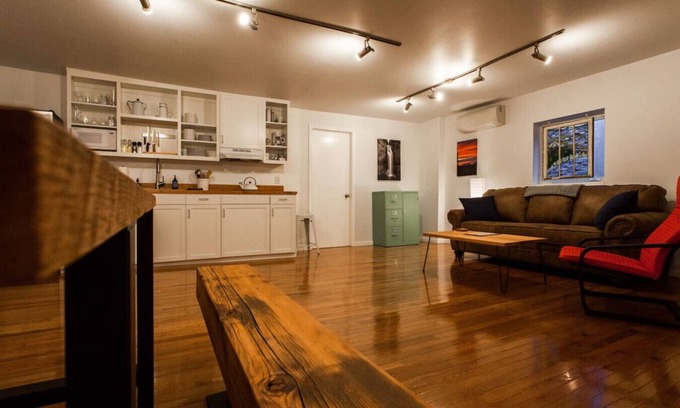 Oakridge Apartamento | BrewPub Bungalow #2: Clean, Comfortable, Spacious