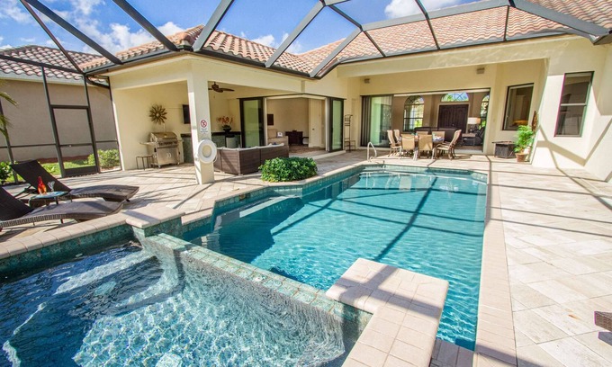 Central Naples Casa | Briarwood: Home w/two primary suites-saltwater pool/spa & outdoor kitchen & entertaining area w/TV