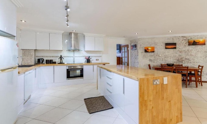 Bellara Casa | Bribie Escape, Top Floor Unit with Waterviews