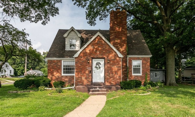 Edwardsville Casa | Brick B&B - Entire House in Downtown Edwardsville