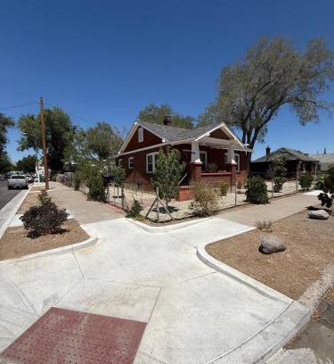 Northeast Reno Apartamento | Brick Bungalow 1 block to I80 charmingly renovated