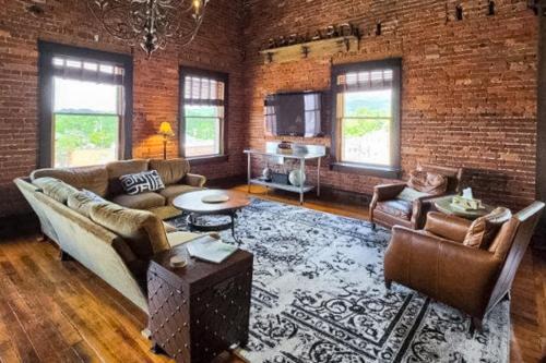 Brevard Apartamento | Brick Loft Penthouse on Main