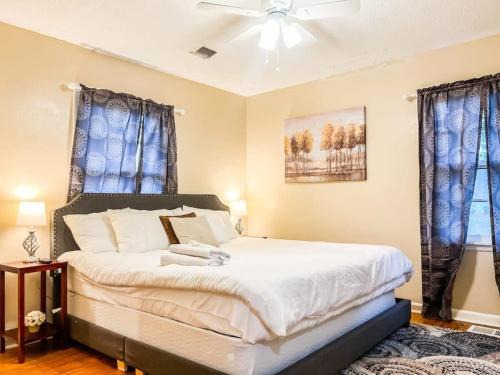 Normal Casa | Brick Point Place- 10 Min N of UAH