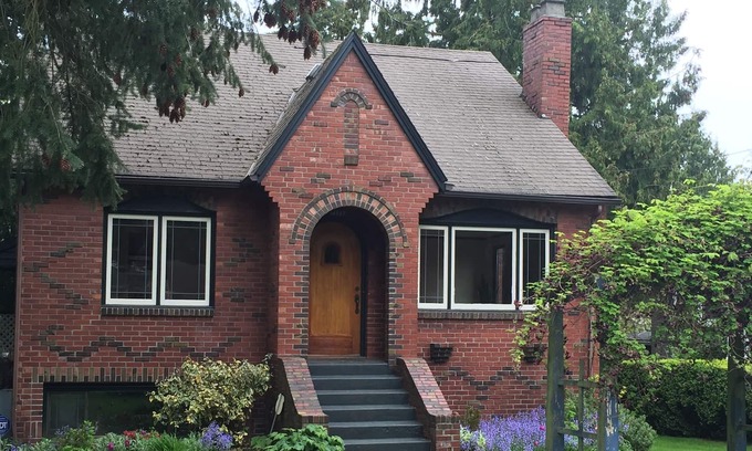 Seahurst Casa | Tudor de ladrillos en Seahurst, cerca de SeaTac y Seattle