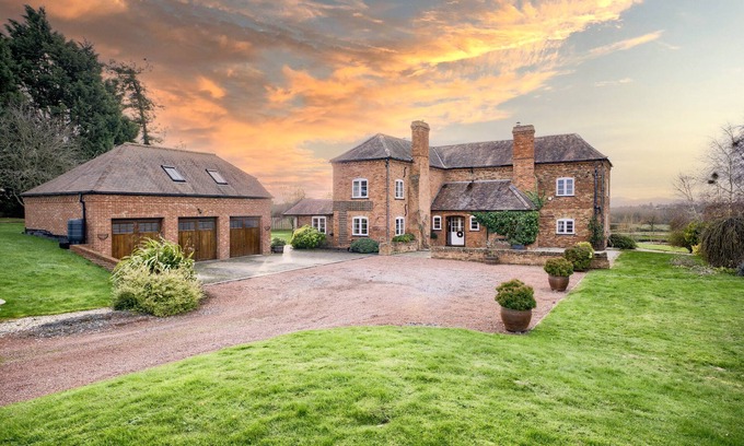 Broughton Hackett Cabaña | BRICKBARNS FARM HOUSE, pet friendly, with hot tub in Peopleton