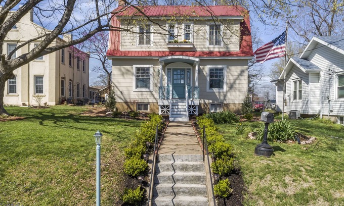 Cape Girardeau Casa | “Brickyard”-Recently Remodeled Dutch Colonial Revival in Downtown Cape Girardeau