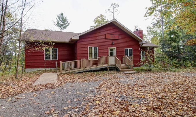 Lac du Flambeau Cabina | Bridge Builder Cabin with private dock on 294 acre Big Crooked Lake