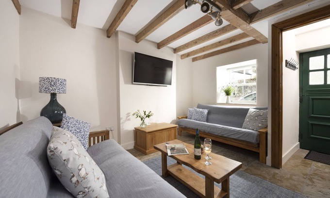 Newlyn Casa | Bridge House - a house that sleeps 6 guests in 3 bedrooms