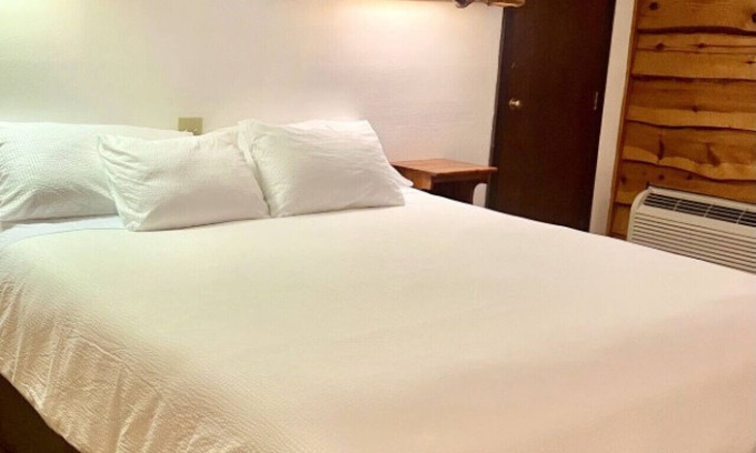 Tomahawk Cabina | Bridge Inn 1st Floor 1KingBed 1Recliner River View