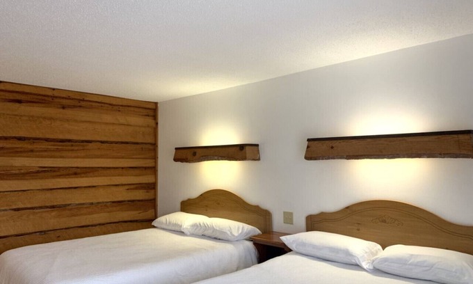 Tomahawk Cabina | Bridge Inn 2nd Floor 2 Queenbed Balcony River View