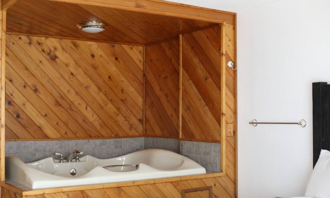 Tomahawk Cabina | Bridge Inn Suite201 Kitchen HotTub1King 2 Sofabeds