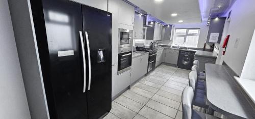 MacMerry Casa | Bridge St 6 Bedroom House - Tranent