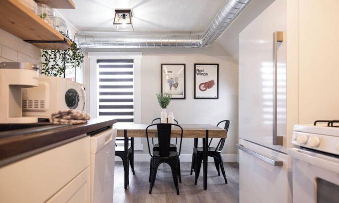 Grand Rapids Apartamento | Bridge St Beauty, Brunch & Bars [4 Beds 1 Bath]