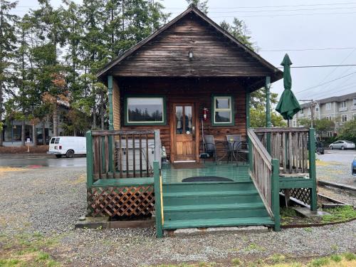 La Conner Casa | Bridge Tender Shack with hot tub on deck
