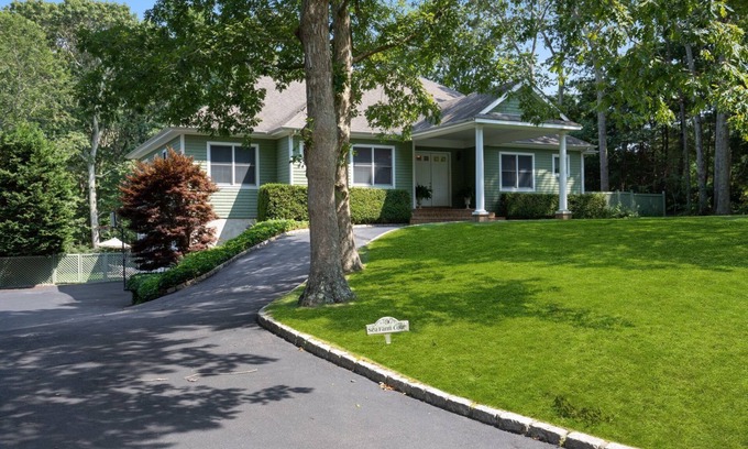Bridgehampton Casa | Bridgehampton gem in private community- 1 mile from the village