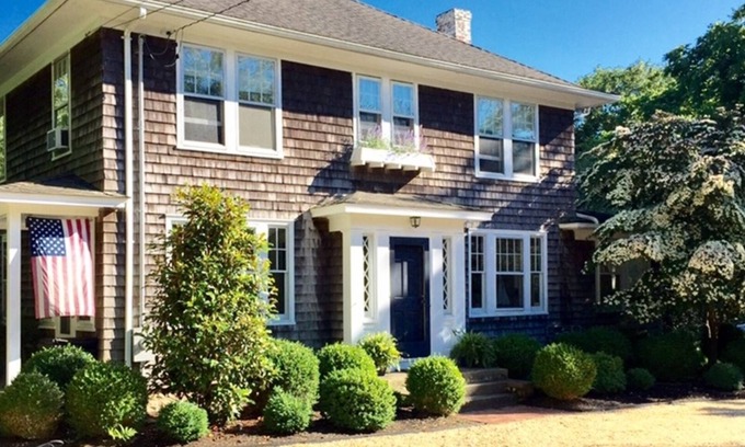 Bridgehampton Casa | Bridgehampton Village Historical con hermoso patio / piscina climatizada, a pie de la ciudad!