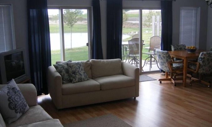 Arnolds Park Cabina | Bridges Bay Cabin en el estanque