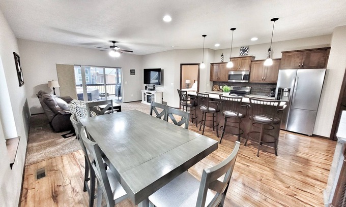 Arnolds Park Cabina | Bridges Bay spacious, well-stocked, kid-friendly home. Fall and winter deals!