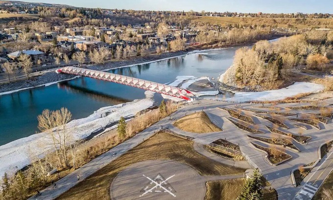 Eau Claire Apartamento | Bridgeview #3 - Penthouse studio w free parking