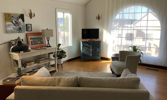 Crockett Casa | Bridgeview - A Clean and Cozy Getaway for Two
