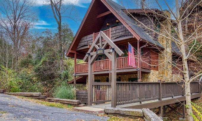 Sevierville Casa | Bridgewood Cabin, Hot Tub, FREE Attraction tickets, WIFI!