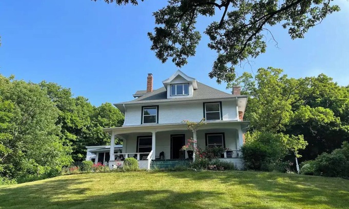 Blue Mounds Casa | Brigham Farmhouse- Driftless Wisconsin Gem