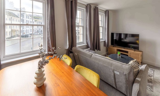 Southend-on-Sea Apartamento | Bright 1 Bed Harbour-side Apartment with Sea Views