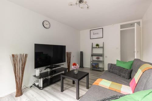 Coldharbour Apartamento | Bright 1BR Flat by Brixton, with Parking and Balcony