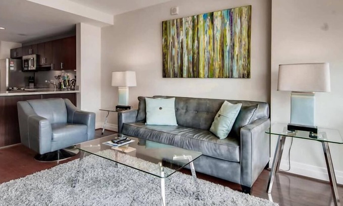 George Washington University Apartamento | Bright 1BR | Upscale Amenities | On-Site Retail | by GLS