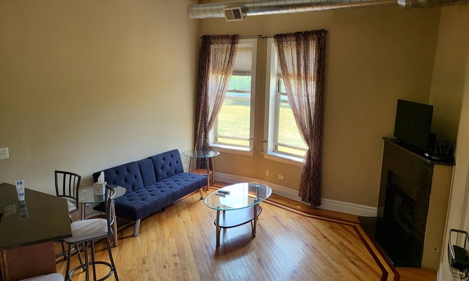 Grand Boulevard Condominio | Bright 2 Bed/2 Bath Condo With Patio Less Than 10 Mins From Major Attractions