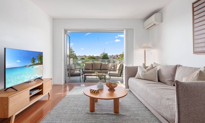 Five Dock Apartamento | Bright 2-Bed Apartment with Balcony & Garage
