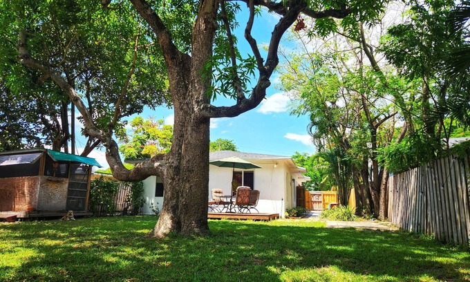 Poinciana Park Casa | Bright 2-BR &backyard mins to las olas/beach/airport