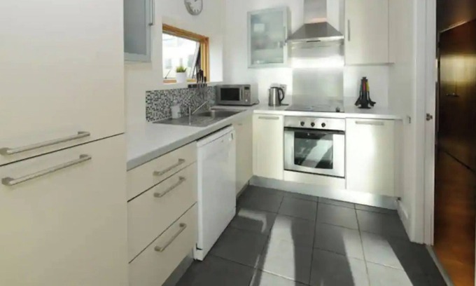 Dublin Apartamento | Bright 2BD Flat with Private Balcony - Dublin