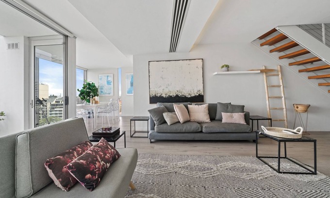 Darlinghurst Apartamento | Bright 2BR Pad with Scenic City-View, Gym & Pool