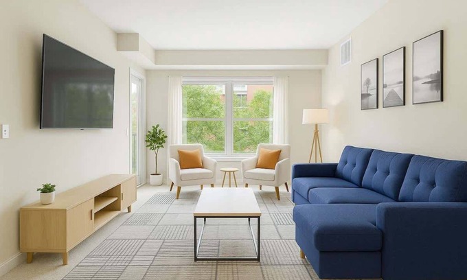 West Seventh Apartamento | Bright 2BR Stay | King and 2 Queens + FREE Parking