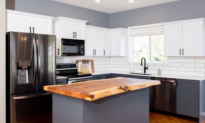 Campbell River Casa | Bright 3 Bedroom Home with Home Theater