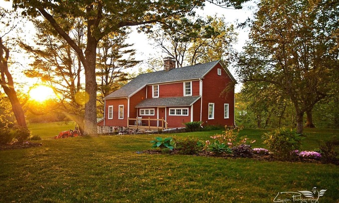 North Bennington Cabaña | Bright 3-Bedroom Historical Cottage w/ pool table