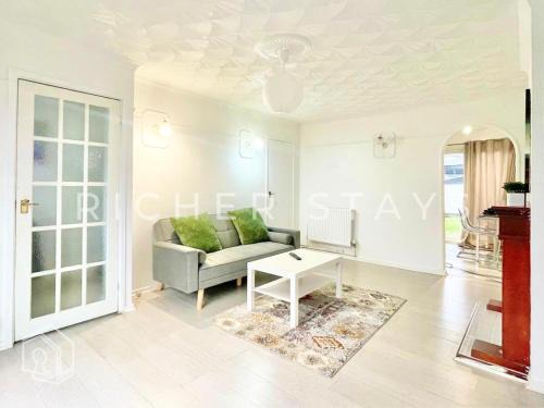 Tilbury Casa | Bright 3-Bedroom House, Driveway and Garden