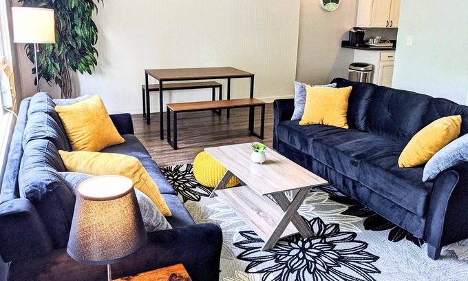 Portage Casa | Bright 3 BR on Cul-de-sac Conveniently located to Airport, Stryker, WMU, DT KZOO