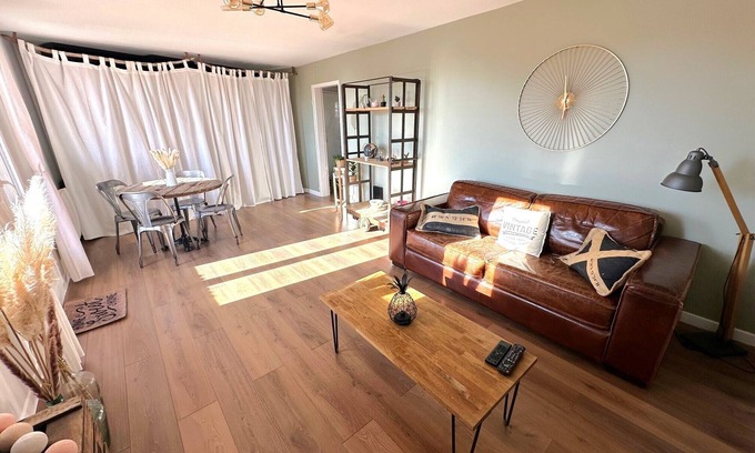 Voisins-le-Bretonneux Apartamento | Bright 3-room apartment with balcony 12 min from Versailles and 5 min from the Golf National!