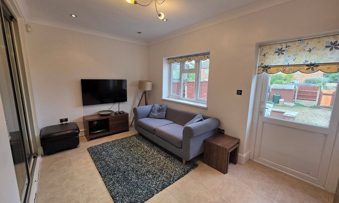 Barkingside Apartamento | Bright 3BD Family Home with Garden, Barkingside