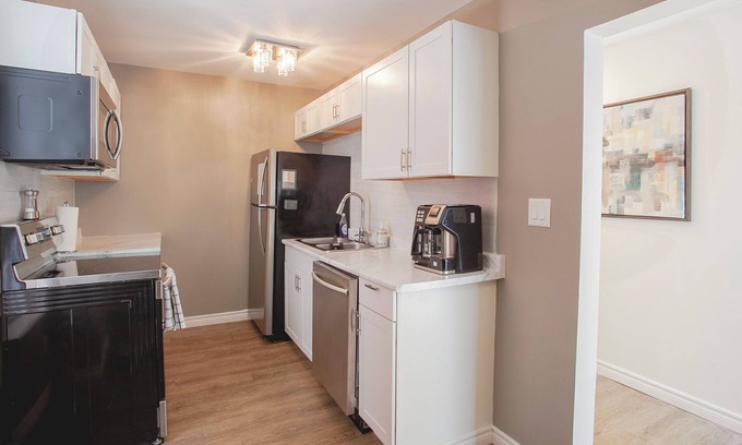 Niagara Falls Apartamento | Bright 3BDRM 1 min. from the Falls w/ Free Parking