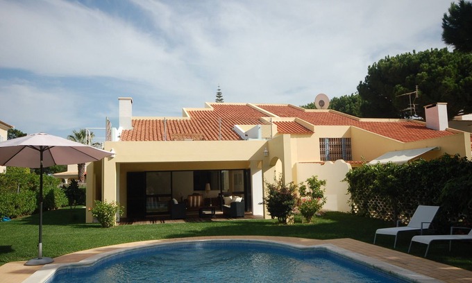 Quarteira Villa | Luminoso chalet de 4 dormitorios en Vilamoura, zona tranquila, piscina privada. Mesa de billar