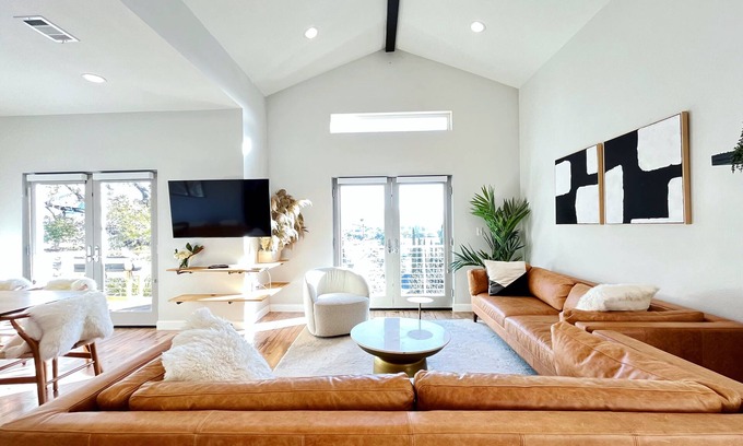 Westlake Village Casa | Bright 4 Bedroom Mountain View Home By Arts Plaza